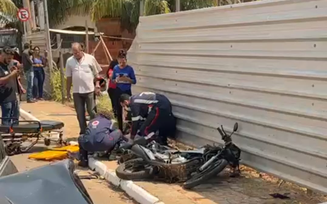 Motorista invade a contramão, colide contra motociclista que acaba tendo a perna dilacerada